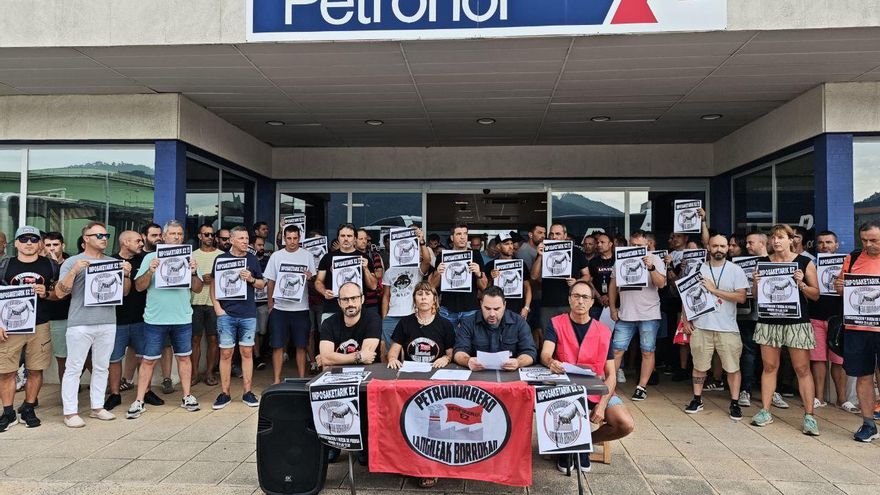 Guerra de vestuario en Petronor: la plantilla avisa con una huelga por no contar el cambio de ropa como jornada