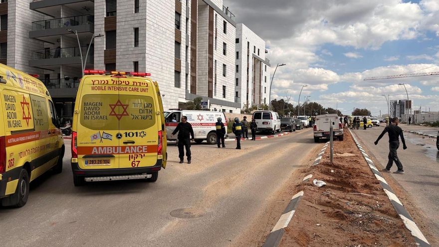 USALÉN, 09/03/2026.- Dos hombres que trabajaban en una obra de la construcción murieron en el centro Israel por los impactos causados tras una andanada de misiles de Irán, lo que supone los primeros fallecidos en territorio israelí desde el pasado 1 de marzo, día en el que murieron nueve personas. EFE/ Magen David Adom - SOLO USO EDITORIAL/SOLO DISPONIBLE PARA ILUSTRAR LA NOTICIA QUE ACOMPAÑA (CRÉDITO OBLIGATORIO) -
