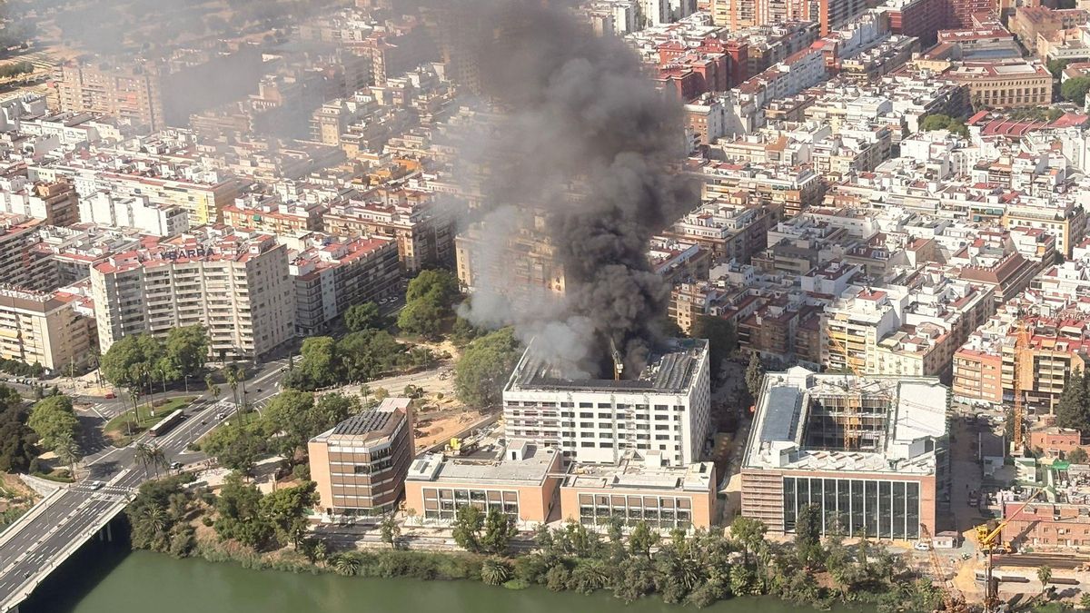 Incendio en el antiguo complejo de Altadis, en Sevilla.