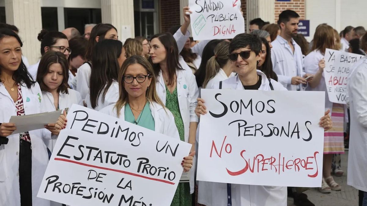 Las concentraciones de médicos se han sucedido en toda España. En la imagen, concentración ante el hospital de Cruces (Barakaldo, Bizkaia).