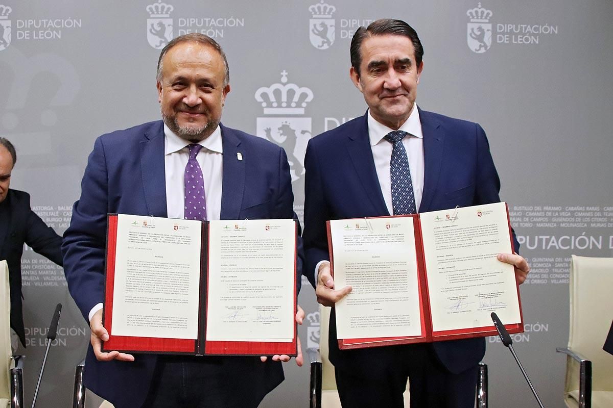 Courel (Diputación) y Suárez-Quiñones (Junta) en el protocolo de inversiones turísticas de hace un año.
