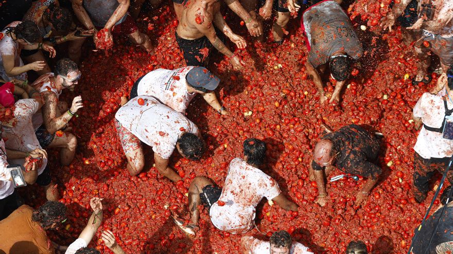 La fiesta española que nació de una pelea en medio de un desfile: así nació la tradición de arrojar tomates
