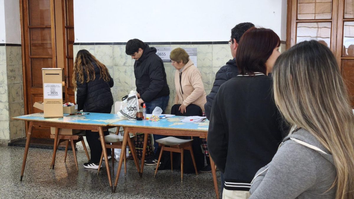 Con una participación que apenas rozó el 35% a media tarde, la apatía electoral marcó la jornada bonaerense y encendió alertas en todos los espacios políticos.