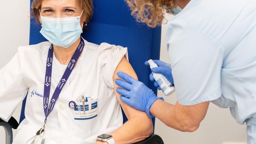 Una sanitaria recibe la vacuna contra la COVID-19