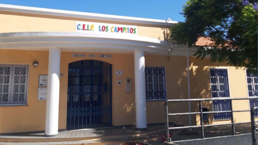 La lava calcina al menos una escuela unitaria de La Palma