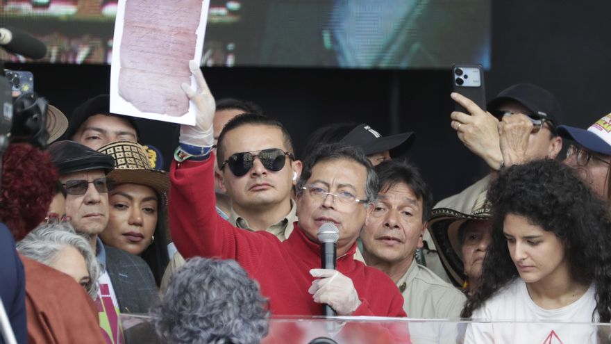 Petro afirma que senadores contrarios a reforma laboral tienen manos "manchadas de sangre"