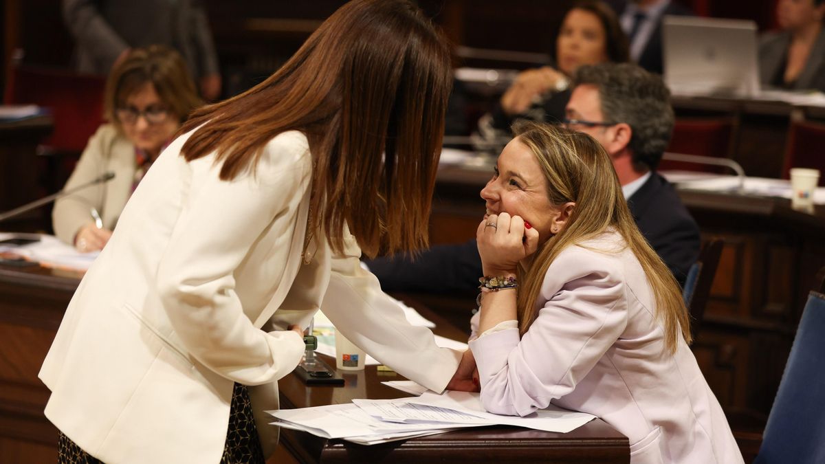 Archivo - La portavoz del grupo parlamentario VOX, Manuela Cañadas (i), y la presidenta del Govern, Marga Prohens (d).