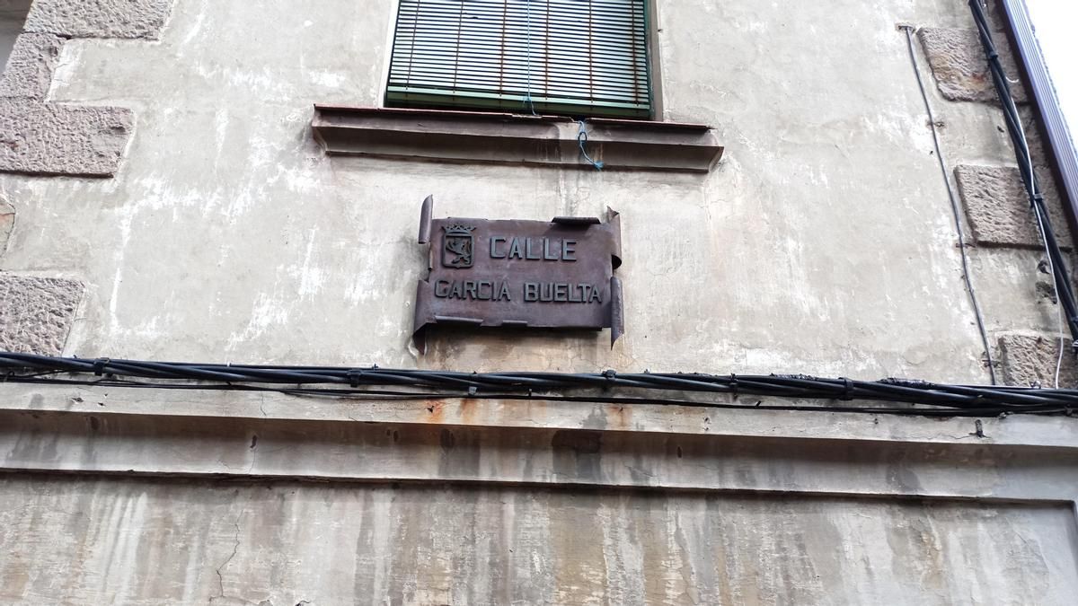Placa de la calle García Buelta, en Villablino. 