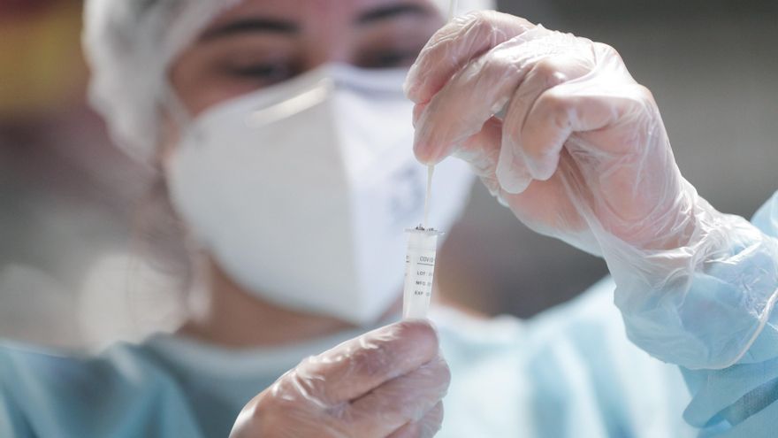 Fotografía de archivo de una trabajadora de la salud mientras sostiene una prueba para detectar la covid-19 en el megacentro de pruebas recién inaugurado en el Estadio Maracaná, en Río de Janeiro (Brasil). EFE/ André Coelho