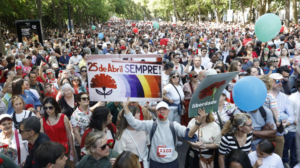 Miles de portugueses celebran la caída de la dictadura del 25 de abril, que "no solo es pasado, sino también futuro"