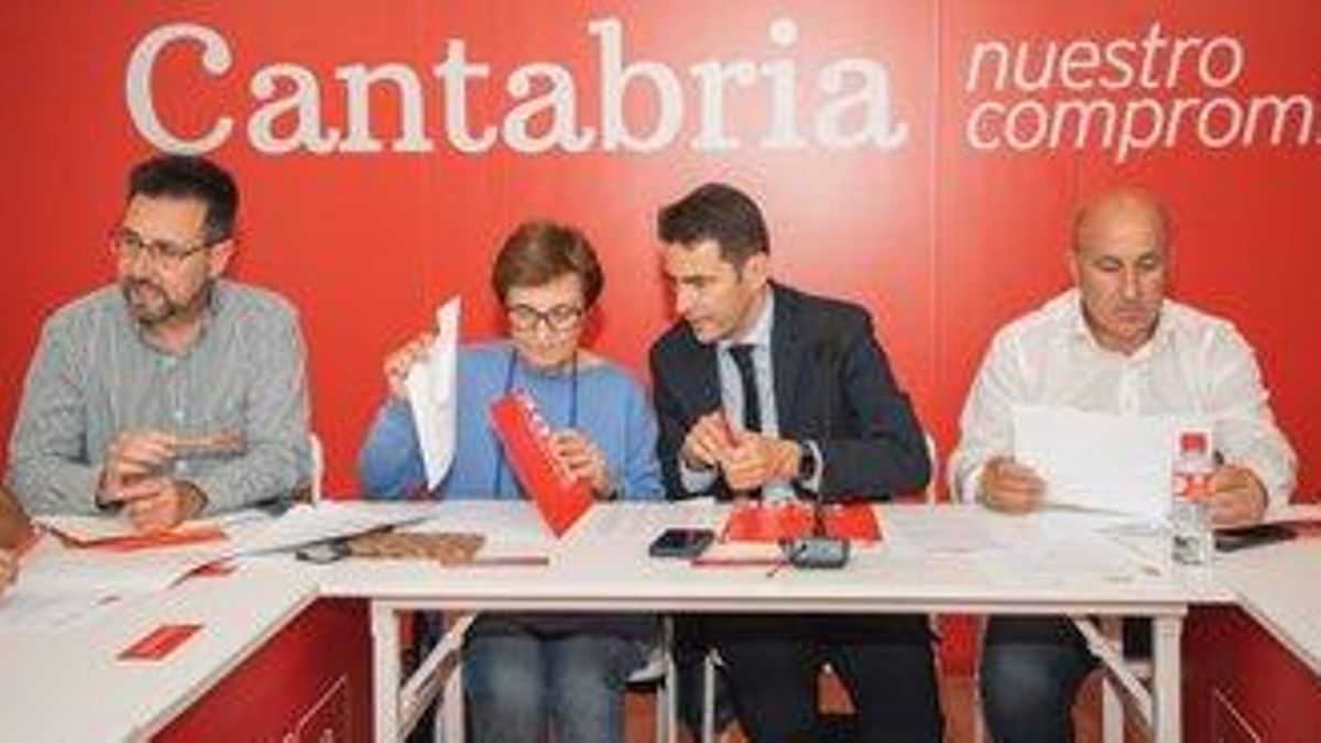 Agustín Molleda, a la derecha, en una Ejecutiva del PSOE de Cantabria.