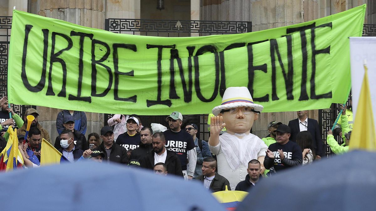 Personas participan en una manifestación en apoyo al expresidente Álvaro Uribe frente al Congreso en Bogotá tras su condena.