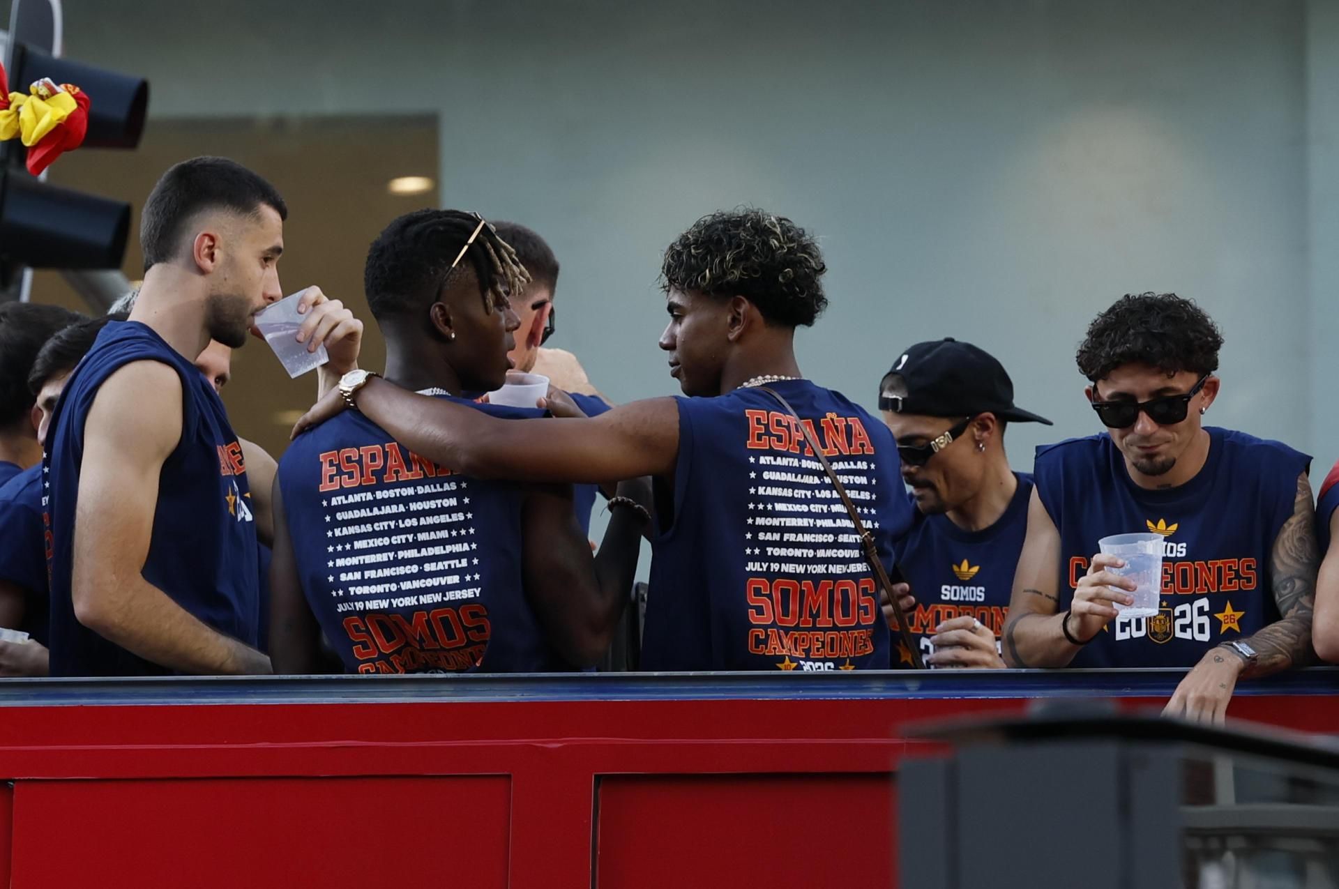 Los jugadores españoles en la rúa, con Nico y Lamine de espaldas