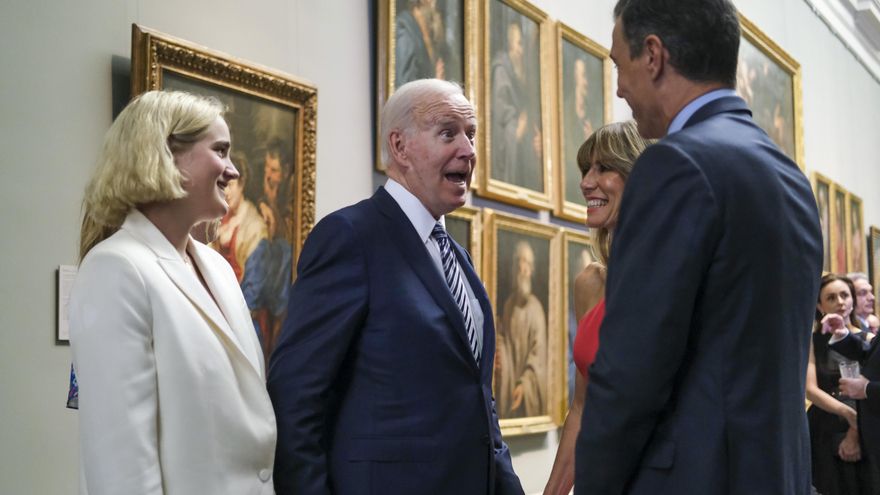 Sánchez y su esposa, Begoña Gómez, junto a Joe Biden y sus nietas.