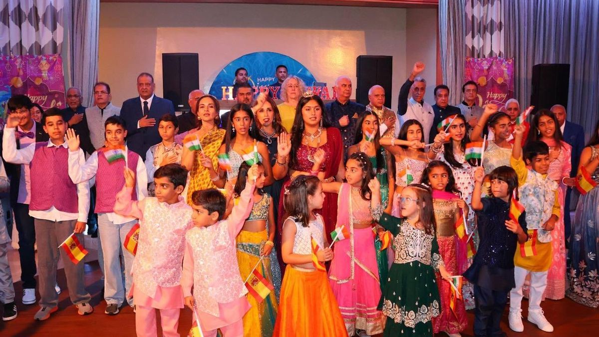 Foto durante el himno de la India y el himno de España, con los participantes, organización de la Comunidad Indostánica de Las Palmas y con Teresa Mayans, subdelega del Gobierno.