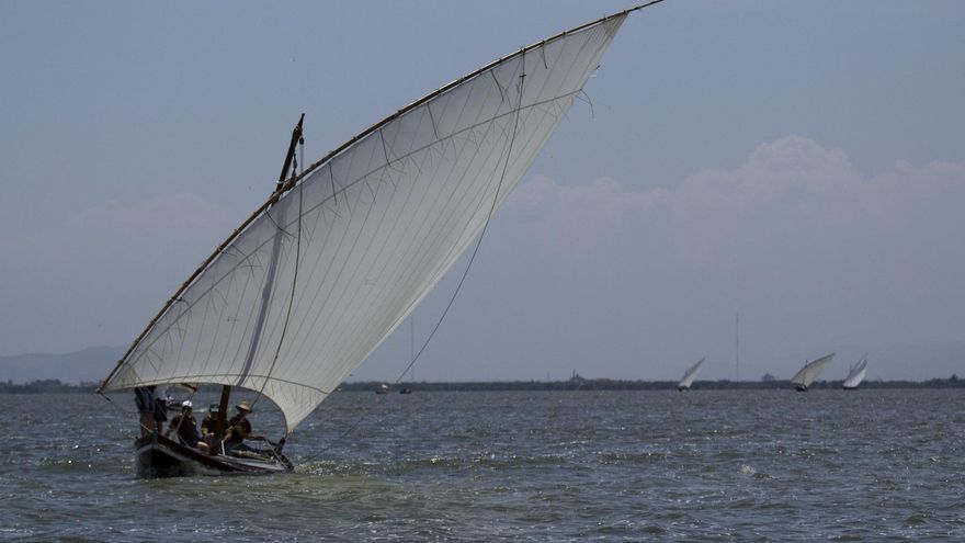 Vela latina en La Albufera. Este lugar guarda una gran tradición de artesanía de ribera.
