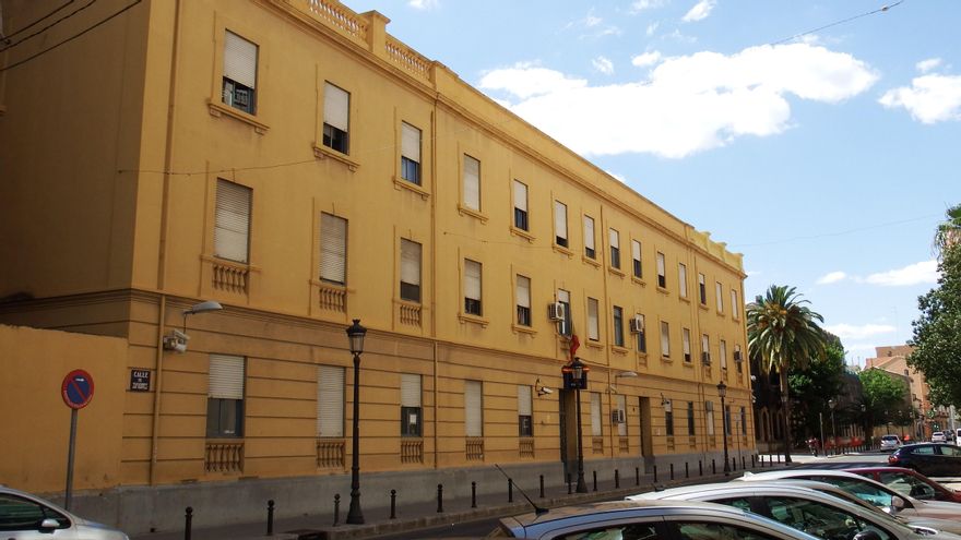 Una mujer sin permiso de residencia se expone a la expulsión o multa de hasta 10.000 euros por denunciar el hurto de su pasaporte