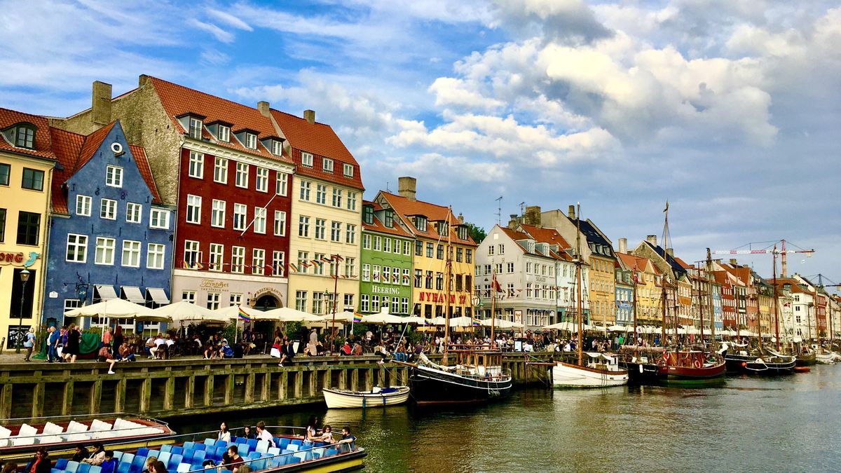 Es una de las mejores ciudades europeas para visitar a pie: qué ver en la capital de ‘la Sirenita’ y de la calle peatonal más larga