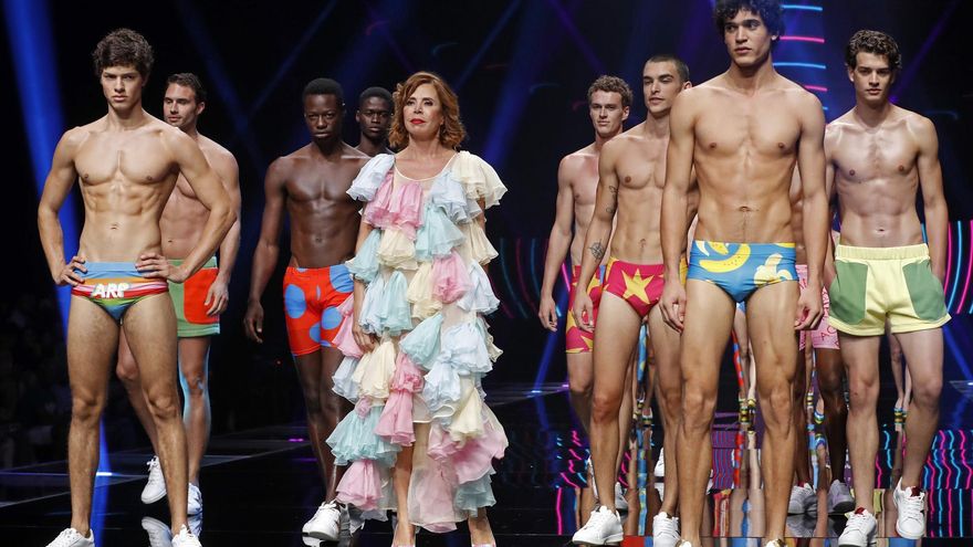 Ágatha Ruiz de la Prada homenajea a Canarias en la Swim Week by Moda Cálida e incluye plátanos en sus divertidos diseños
