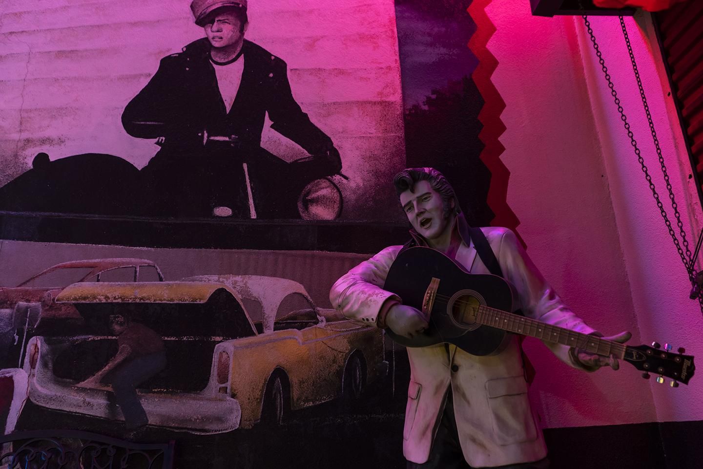 Escultura y grafiti de Elvis Presley en una calle de Williams (Arizona), una de las paradas habituales en la Ruta 66. | JOAQUÍN GÓMEZ SASTRE