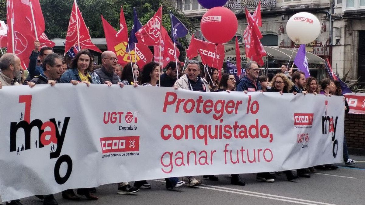 Cabeza de la manifestación del Primero de Mayo en Santander con Mariano Carmona (UGT) y Rosa Mantecón (CCOO) en el centro.
