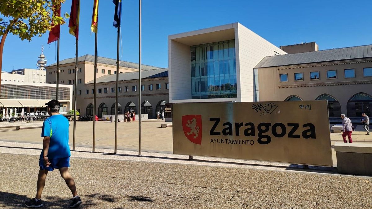 Entrada al edificio Seminario, en la Vía de la Hispanidad de Zaragoza.