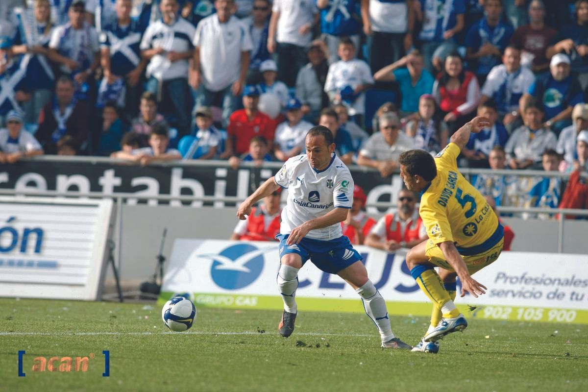 Nino le acaba de romper la cintura a David García y se prepara para lanzar un derechazo imponente, colocar el 2-0 en el clásico y desatar la euforia. Las Palmas logró trabar el partido, pero el triunfo fue blanquiazul. Y supo a Primera División.