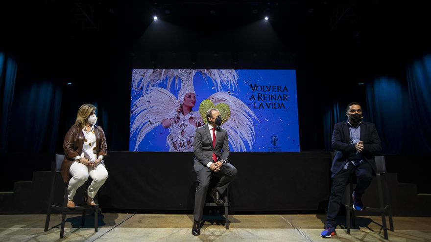 El alcalde de Las Palmas de Gran Canaria, Augusto Hidalgo, la concejala Inmaculada Medina y el director artístico del Carnaval, Israel Reyes