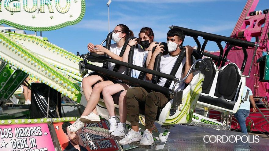 "¡Viva la Feria!" El Arenal se llena de adolescentes con ganas de montarse en los cacharritos de Vive Park