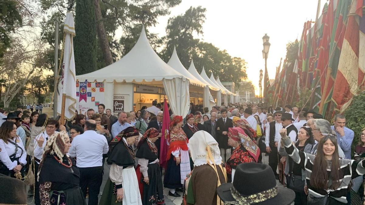 Imagen de archivo de los pendones leoneses en Sevilla.