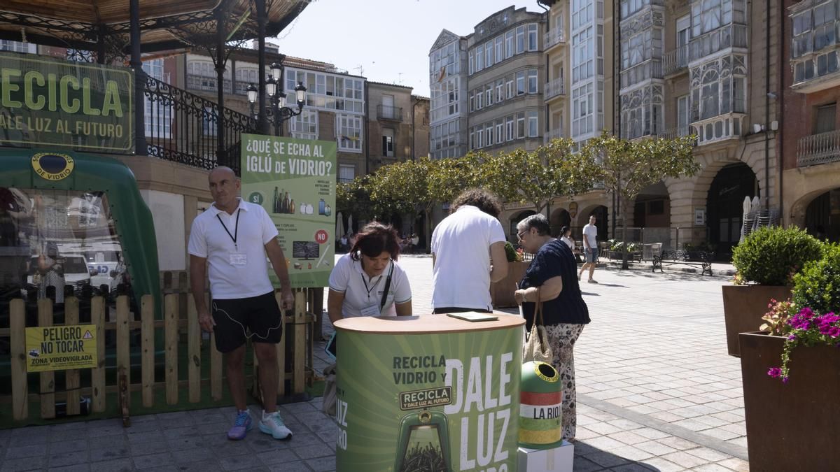 Un iglú transparente recuerda las importancia del reciclaje de vidrio en las fiestas de La Rioja