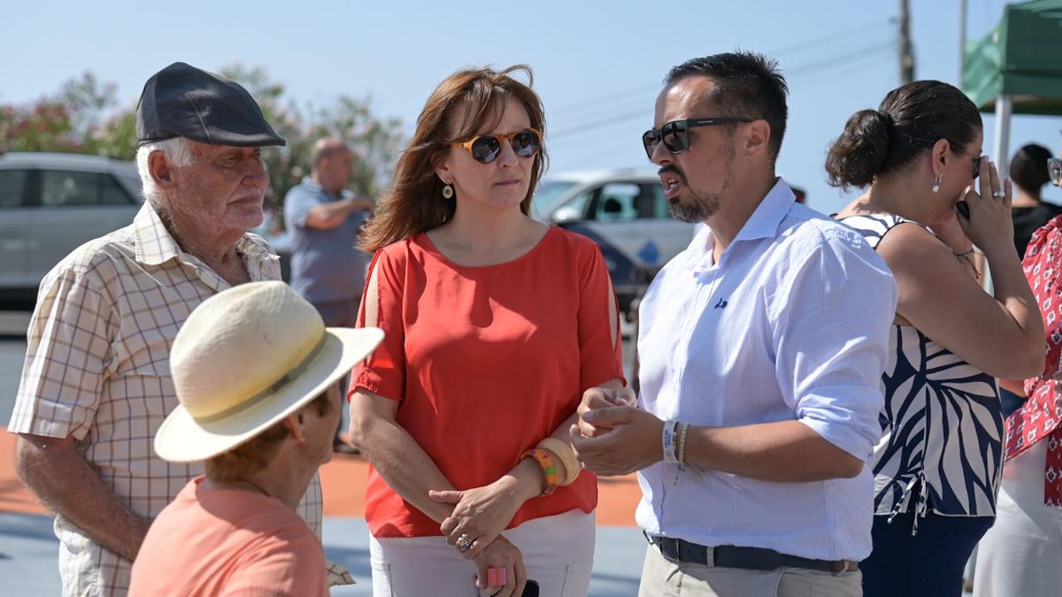 Nieves Lady Barreto, consejera de Presidencia del Gobierno de Canarias, e Idafe Hernández, alcalde de Villa de Mazo, este lunes,  en la inauguración de la renovación del Mirador El Lomo.
