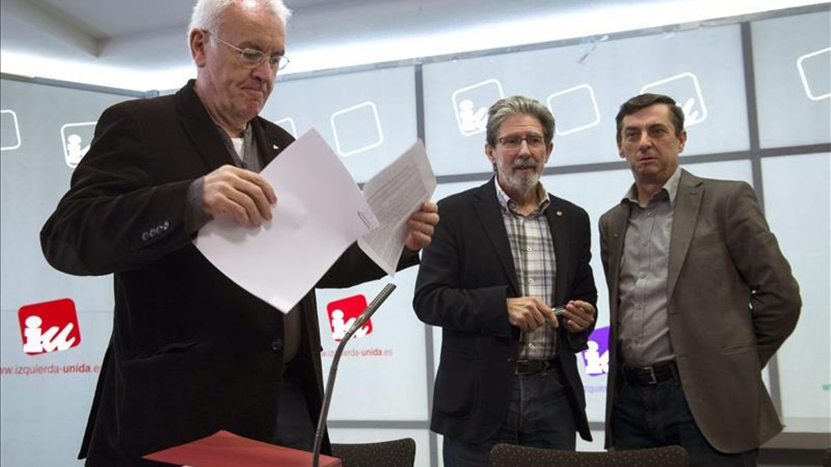 El coordinador general de Izquierda Unida, Cayo Lara, con José Luis Centella y Adolfo Barrena Salces