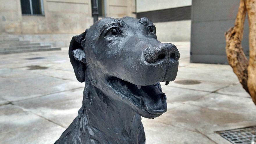 Una estatua para Paco, el popular perro callejero que compartía mesa con los intelectuales del XIX en Madrid