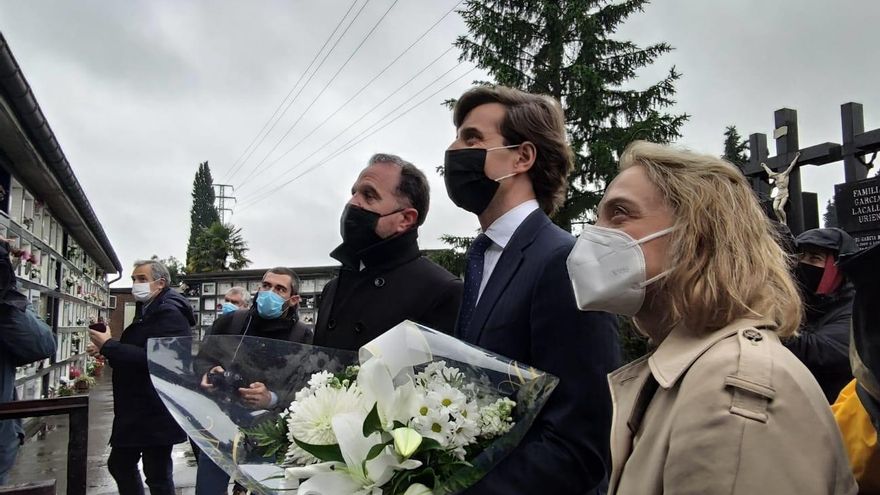 Pablo Montesinos, Carlos Iturgaiz y Raquel González en el homenaje a Jesús María Pedrosa en Durango.