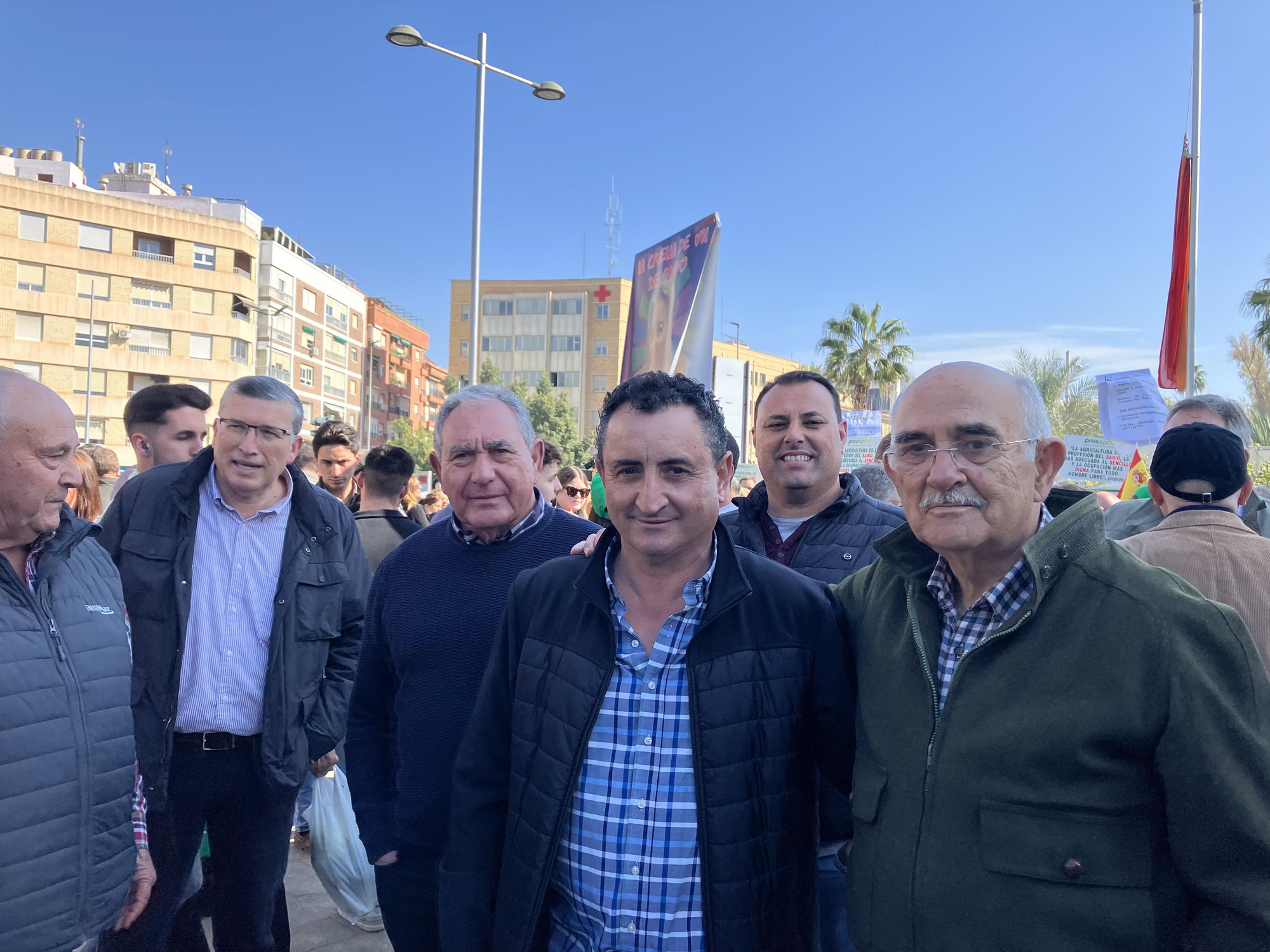 A la derecha, el expresidente de la Región de Murcia y miembro de Vox, Alberto Garre, que ha asegurado que ha acudido a las protestas "a título personal"