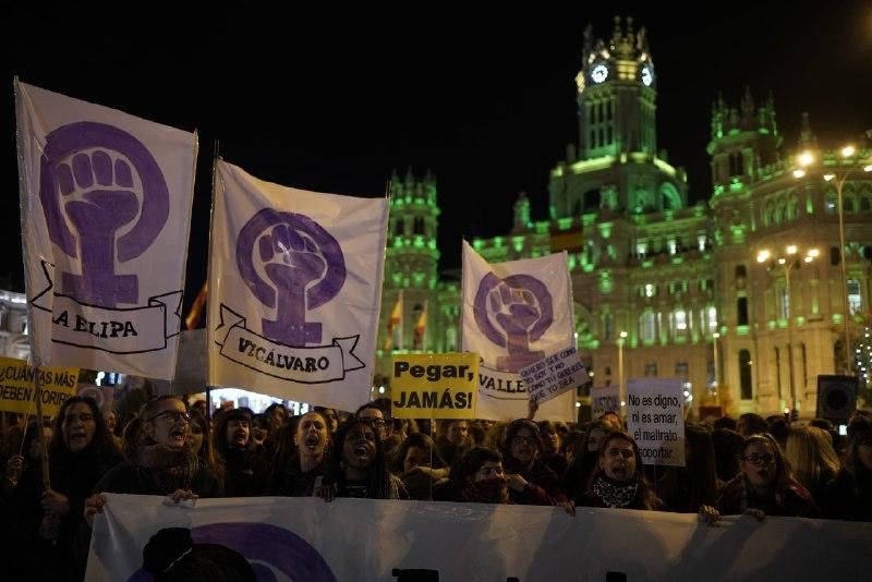 Manifestación del 25N en Madrid a su paso por Cibeles