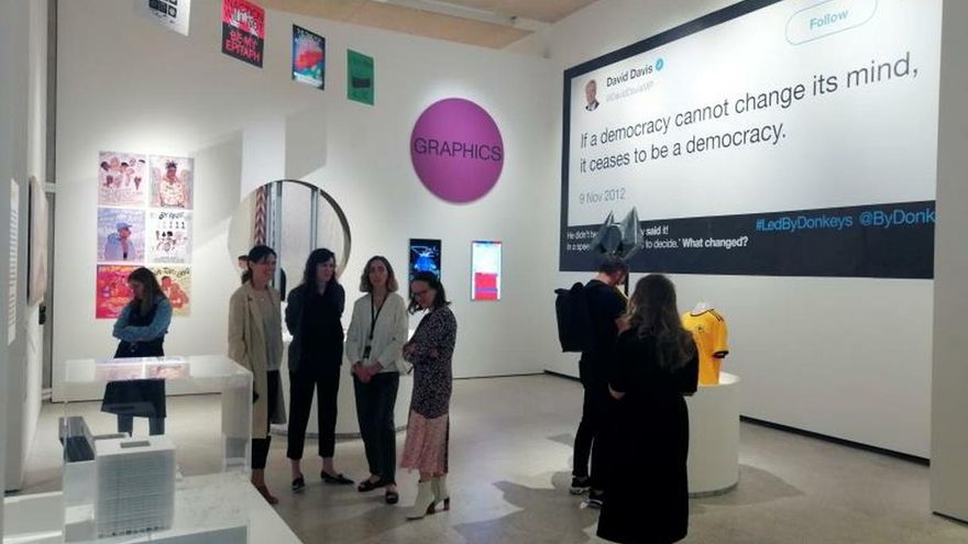 El primer extractor de leche materna de manos libres o una aplicación para compartir comida con el vecindario son algunas de las propuestas más innovadoras del año presentadas este martes por el Museo del Diseño de Londres. En una exposición abierta hoy a los medios, la galería desveló los 76 candidatos a sus galardones anuales, con los que busca premiar diseños originales y novedosos en las categorías de arquitectura, moda, digital, producto, transporte y gráfico.