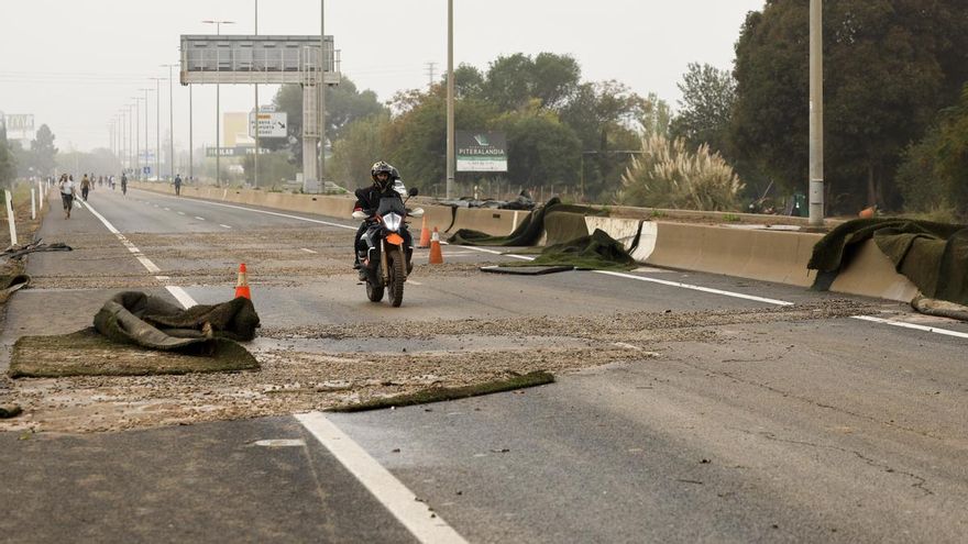 Multiples personas transitan por la CV-36 entre Valencia y Paiporta cuando el tráfico se encuentra cortado en gran parte de las carreteras de la provincia.