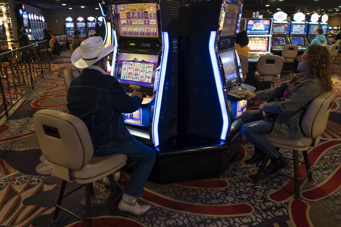 Dos personas juegan a las tragaperras en el hotel y casino Circus Circus de La Vegas (U.S.A).  | JOAQUÍN GÓMEZ SASTRE