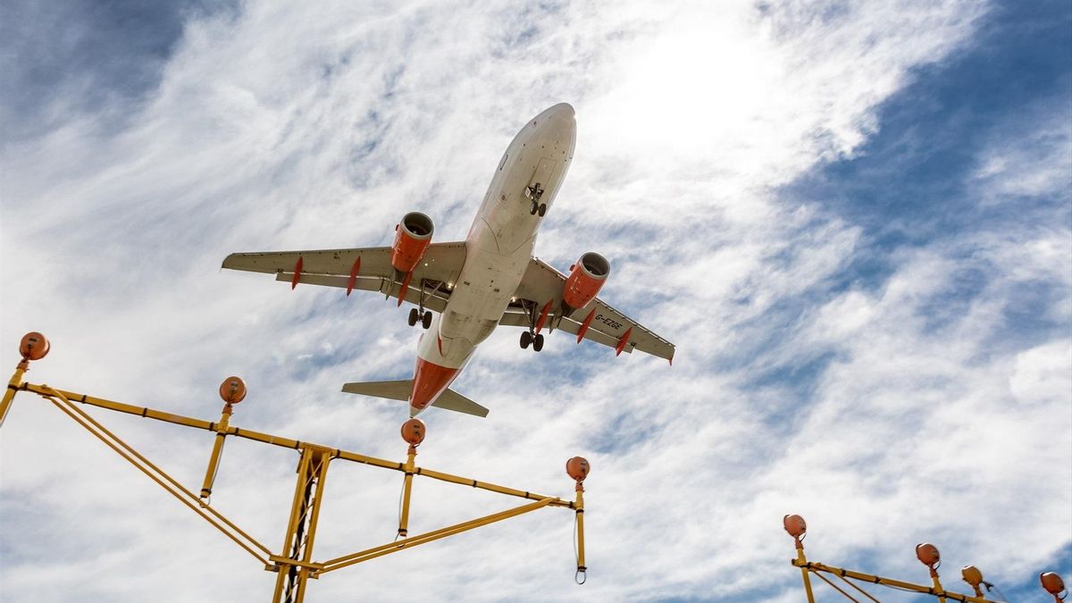 Los controladores aéreos en Sevilla y Jerez van a la huelga para reclamar sus derechos en jornadas masivas: Copa del Rey, Feria y Moto GP