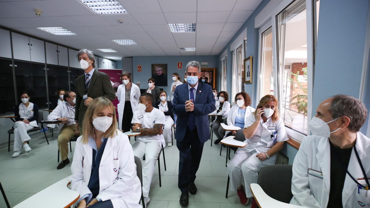El presidente de Cantabria, Miguel Ángel Revilla, visita el centro hospitalario Padre Menni