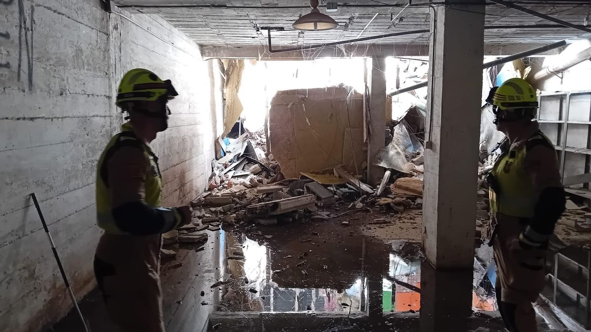 Local donde ha caído el contenido de la terraza desprendida