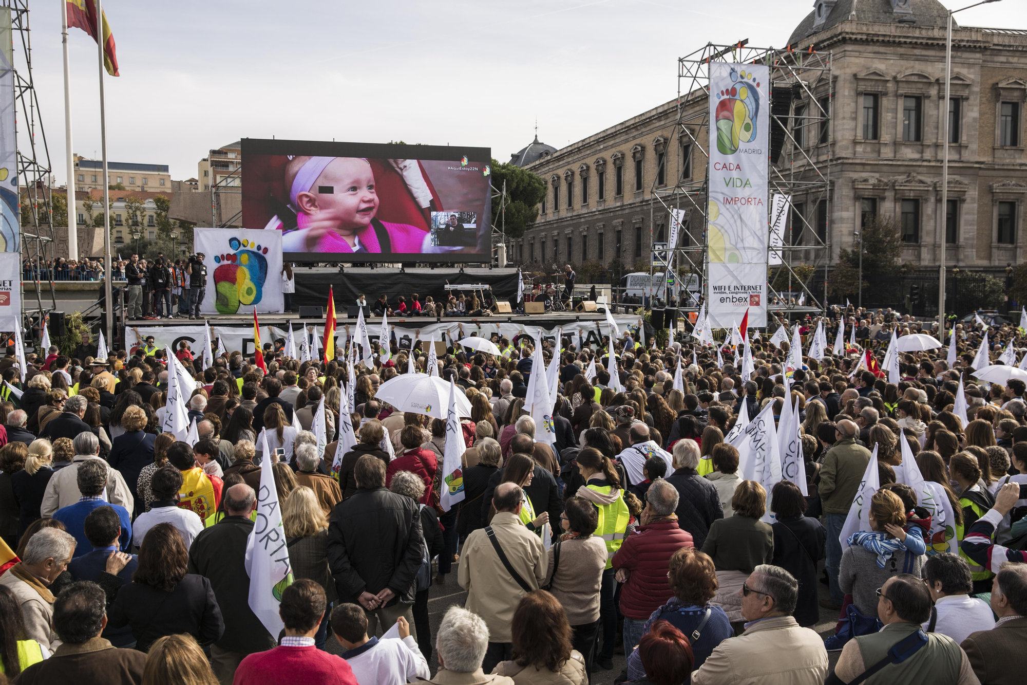 La marcha antiabortista a su llegada a la Plaza de Colón, donde se ha colocado un escenario y proyectado un vídeo. \ Juan Ramón Robles