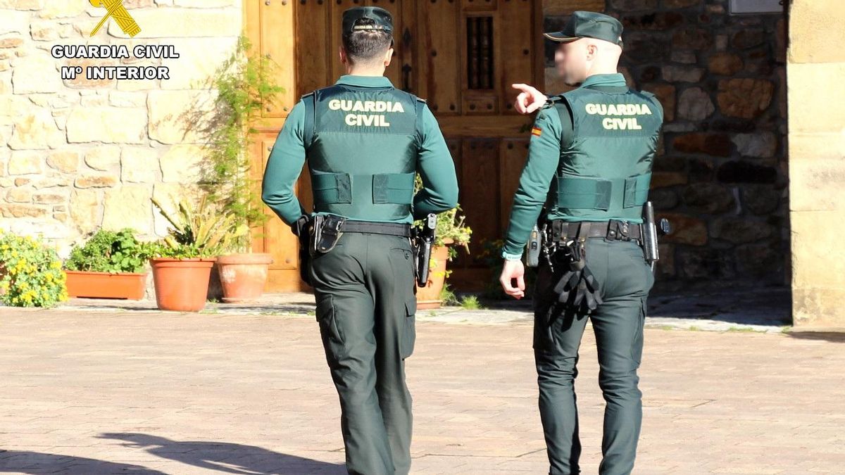 Dos agentes de la Guardia Civil.