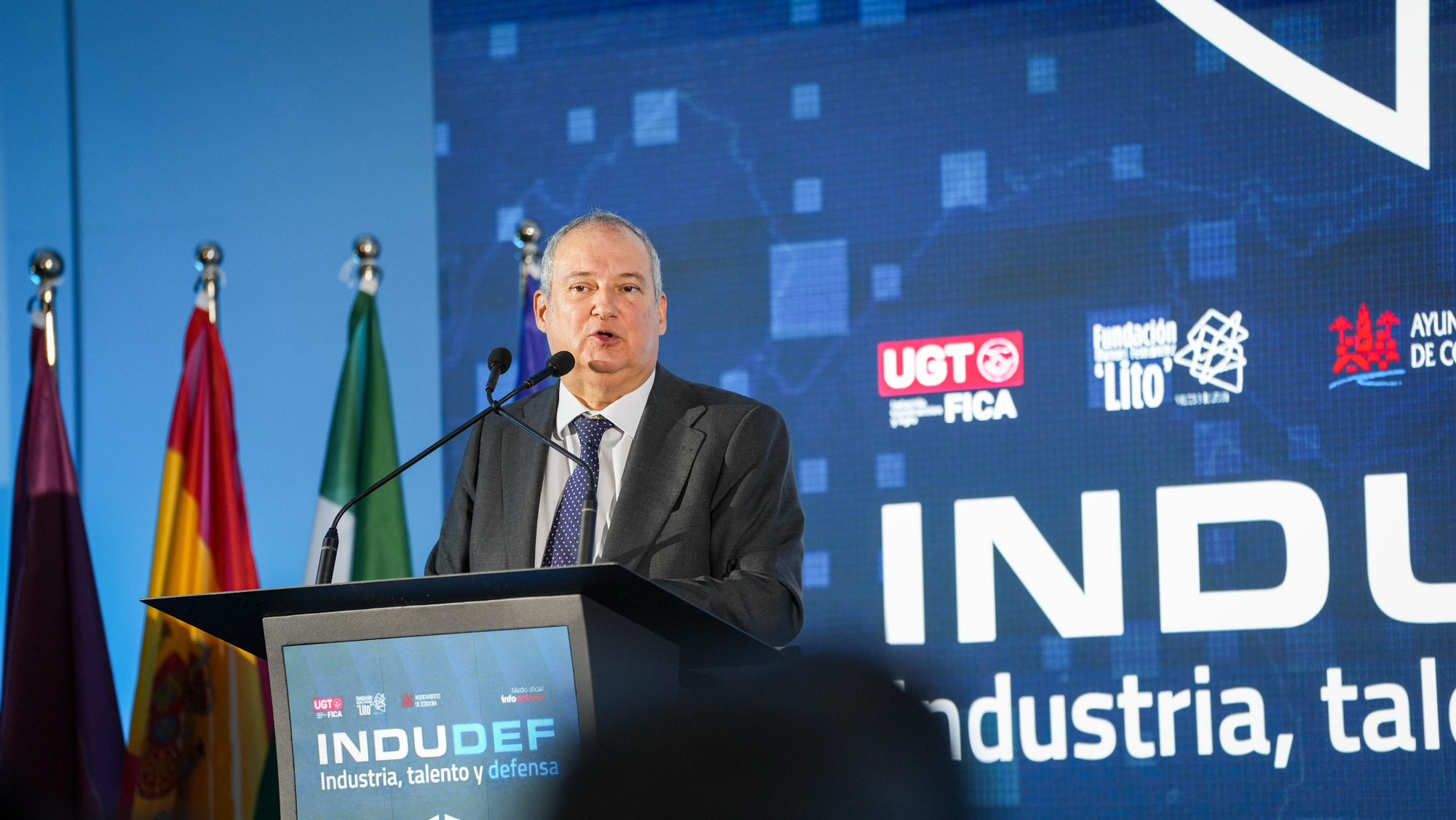 El ministro de Industria y Turismo, Jordi Hereu, y el alcalde de Córdoba, José María Bellido, durante la apertura del Foro Internacional de Defensa Indudef