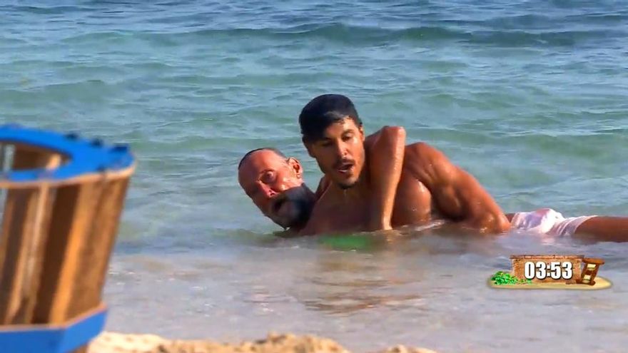 El tenso forcejeo acuático de Pedro García Aguado y Kiko Jiménez en 'Supervivientes': "¡Me está ahogando!"