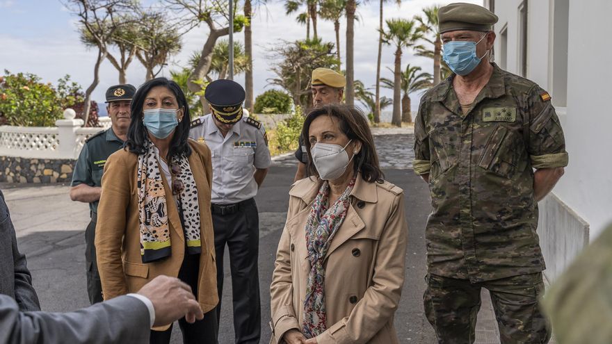 La ministra de Defensa, Margarita Robles, a su llegada a una reunión con personal participante en el Plan de Emergencia 'Volcánica La Palma 2021', en el Acuartelamiento El Fuerte, a 5 de mayo de 2022