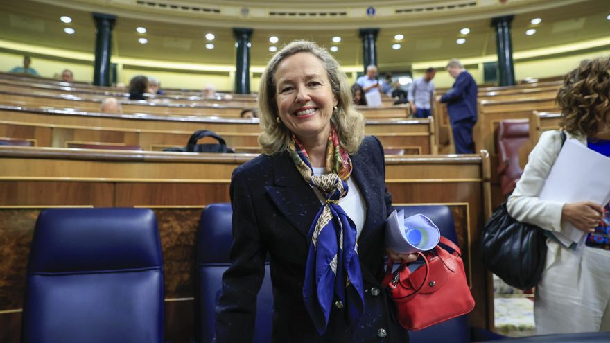 La vicepresidenta primera y ministra de Asuntos Económicos, Nadia Calviño, sonríe a su llegada al Congreso de los Diputados para participar en la sesión de control en la Cámara Baja este miércoles. EFE/ Zipi