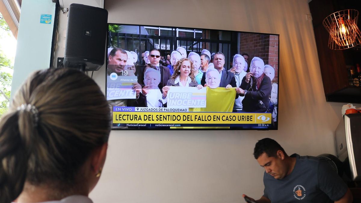 Ana Sofía Arteaga, concejala de Ciudad Bolívar, viendo transmisión del caso Uribe.